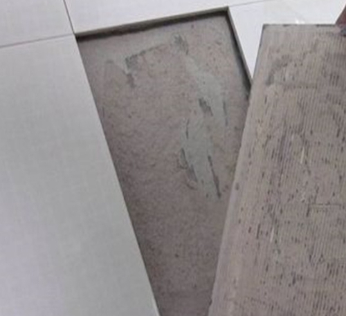 东河瓷砖空鼓维修公司分享瓷砖铺贴时如果打浆（即涂抹在瓷砖背面和基层上的砂浆或瓷砖胶）过少，会带来以下问题